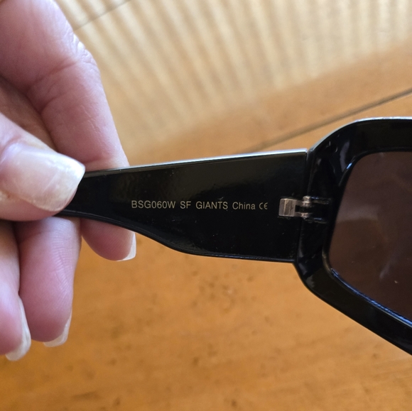 Like new MLB Giants rhinestone sunglasses - Picture 8 of 8